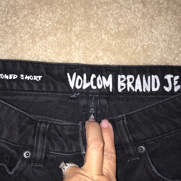 Volcom Distressed Cutoff Shorts (100)(*) - Picture 3 of 4